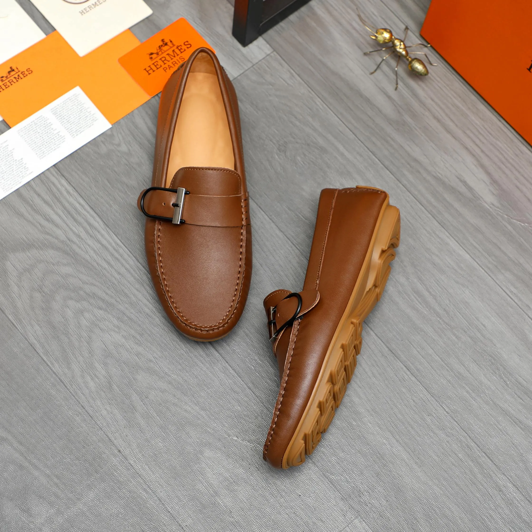 P380 Product trademark: HERMES "Hermes" casual slip-on men's shoes. Regular size: 38-44 Product material: Selected small pebbled cowhide upper, pigskin lining, rubber outsole